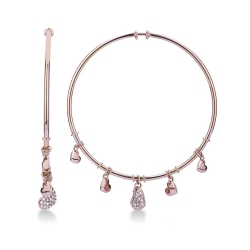 Boucles d'oreilles en créole en or rose 18k avec pendentifs en forme de cœur