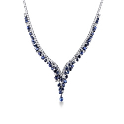 Collier en Y cascade en or blanc 18k avec saphirs bleus goutte et diamants