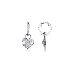 Boucles d'oreilles en or blanc 18 ct avec pendentif cœur en diamants