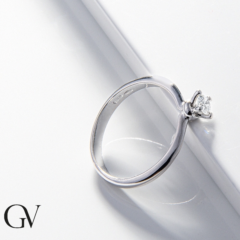 Solitaire solitaire avec diamant de 0.20 ct et or blanc 18k