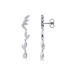 Boucles d'oreilles pendantes en or blanc 18k et diamants