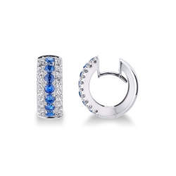 Boucles d'oreilles créoles en or blanc 18k avec une rangée centrale de saphirs bleus