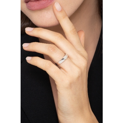 Bague solitaire en or blanc 18k moderne avec diamant 0,30ct