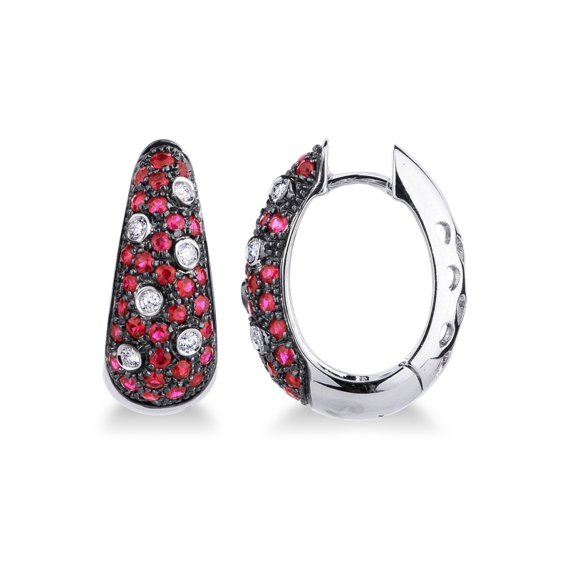 Boucles d’oreilles créoles en or blanc 18k avec diamants et rubis