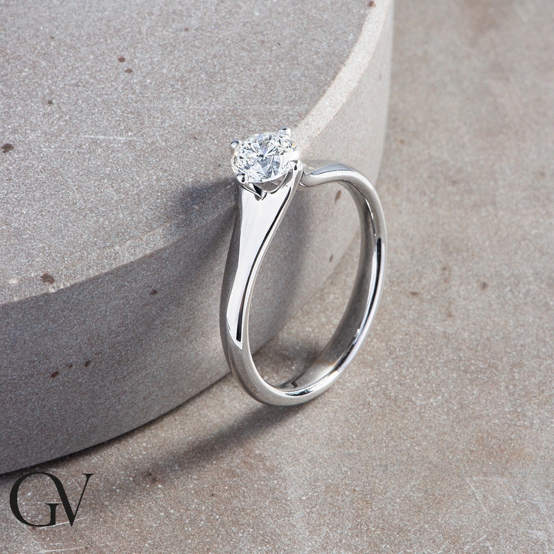 Solitaire en or blanc 18k avec diamant 0.70 ct