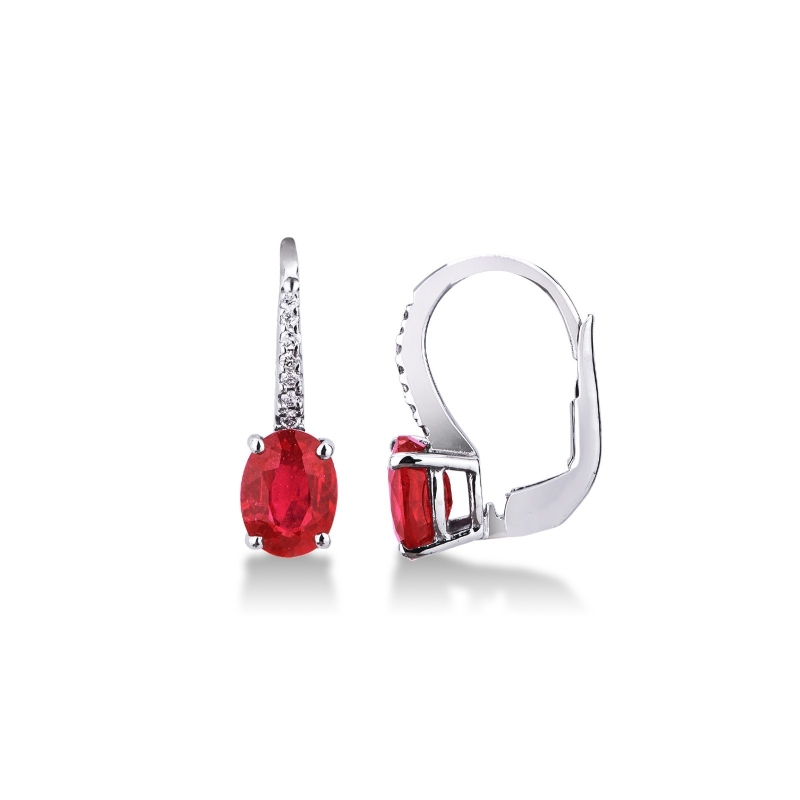 Boucles d’oreilles en or blanc 18k avec rubis ovale et diamants