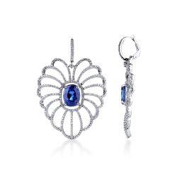 Boucles d’oreilles en or blanc 18k en diamants et saphir bleu central