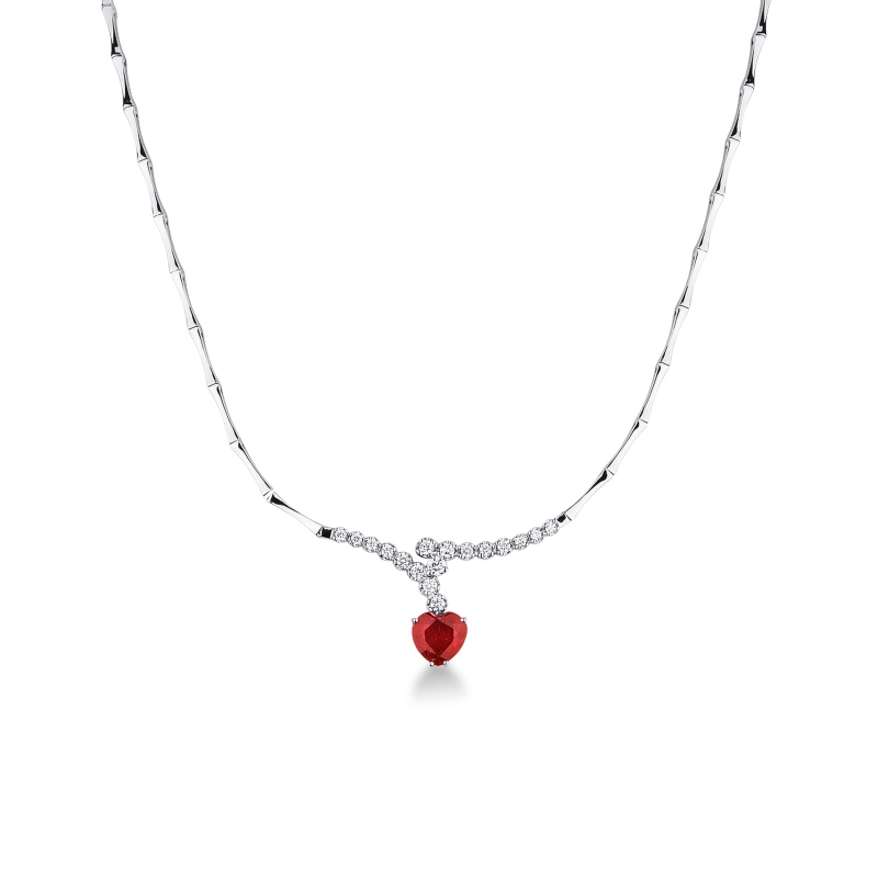 Collier en or blanc 18 carats avec un rubis à cœur 
