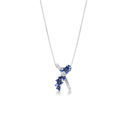 Collier croisé orné de saphirs bleus et diamants or blanc 18k