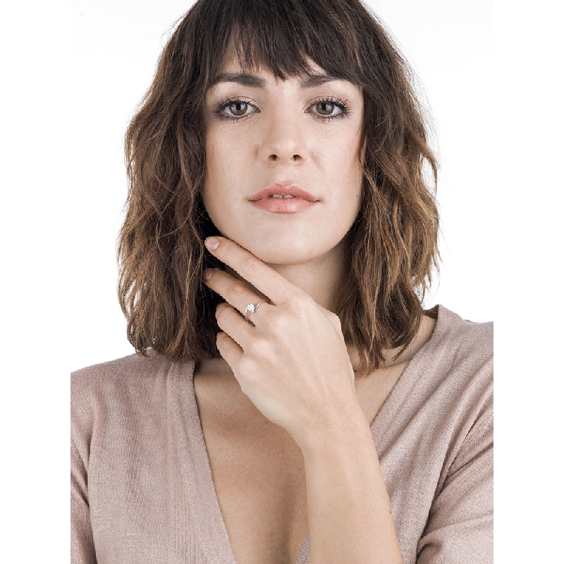 Bague solitaire illusion en or blanc au design et diamant