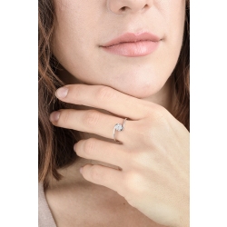 Bague solitaire illusion en or blanc au design et diamant 2