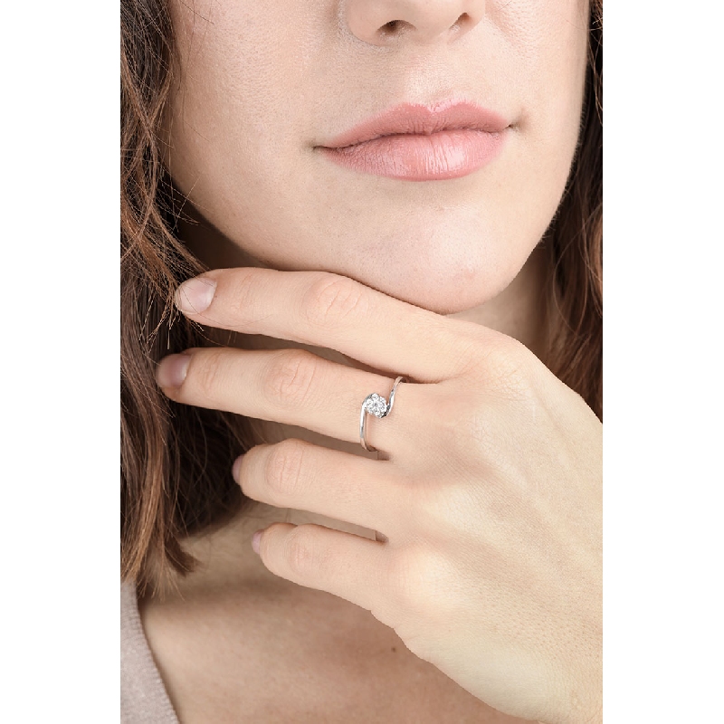 Bague solitaire illusion en or blanc au design et diamant