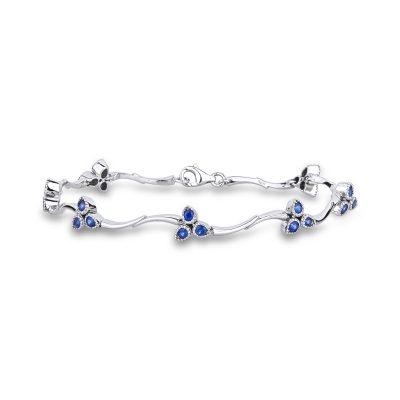 Bracelet semi rigide en or blanc 18k avec fleurs et saphirs bleus