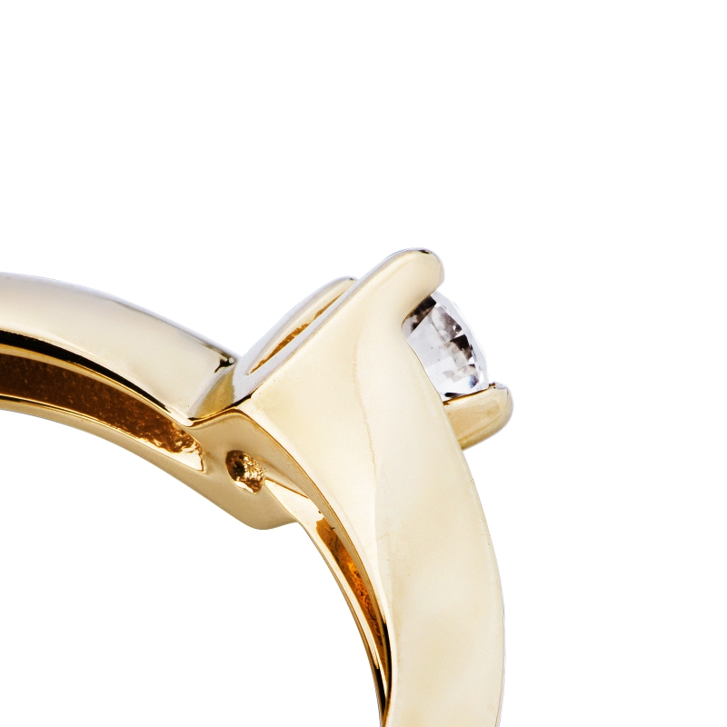 Solitaire à quatre griffes en or jaune 18 carats avec un diamant de 0,20 ct