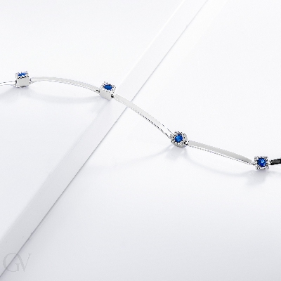 Bracelet alterné en or blanc 18 carats avec saphirs bleus