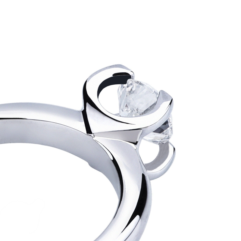 Bague solitaire ligne classique en or blanc 18 carats avec diamant 1 ct