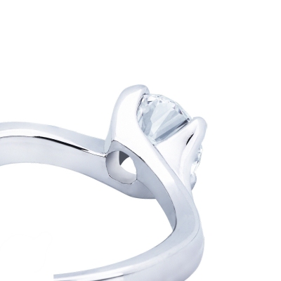 Solitaire en or blanc 18 carats avec diamant incrusté de 0,90 carat