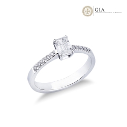 Bague avec diamant taille cœur 0,70 ct GIA en or blanc 18k