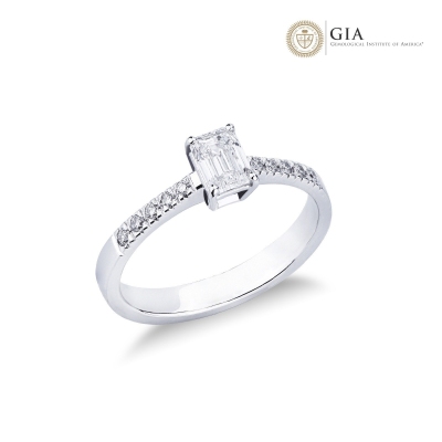 Bague avec diamant taille cœur 0,70 ct GIA en or blanc 18k