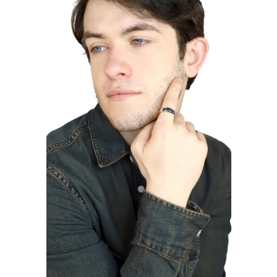 Anneau pour homme en or blanc 18k est orné de sept diamants noirs