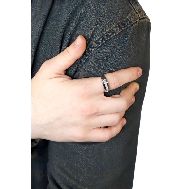 Anneau pour homme en or blanc 18k est serti 7 diamants