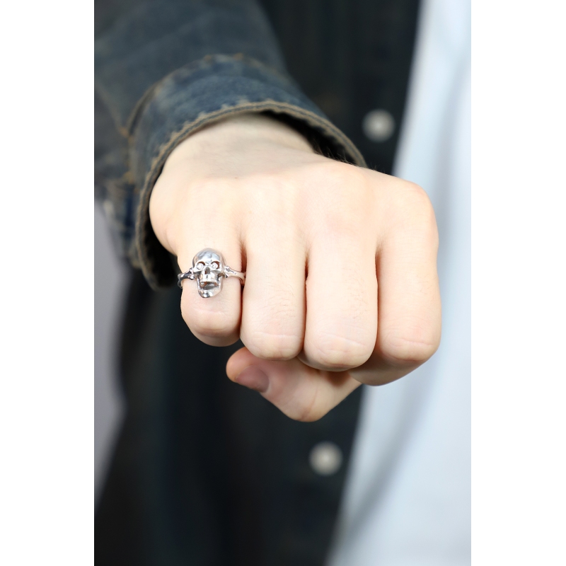 Bague en or blanc 18k tête de mort et diamants