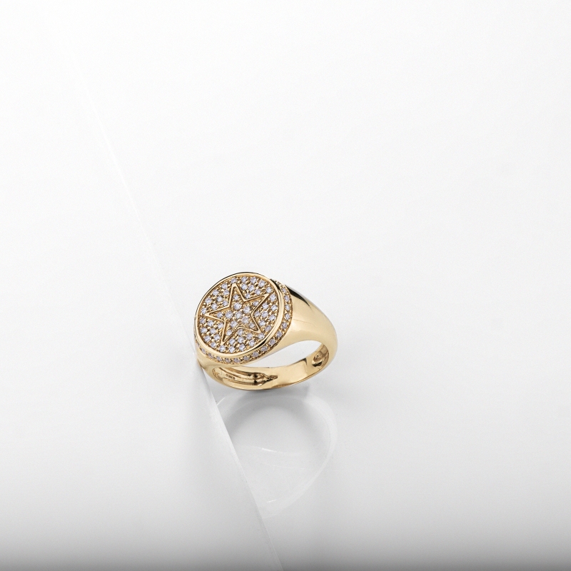Bague chevalière en or jaune 18k avec étoile en relief pavée de diamants