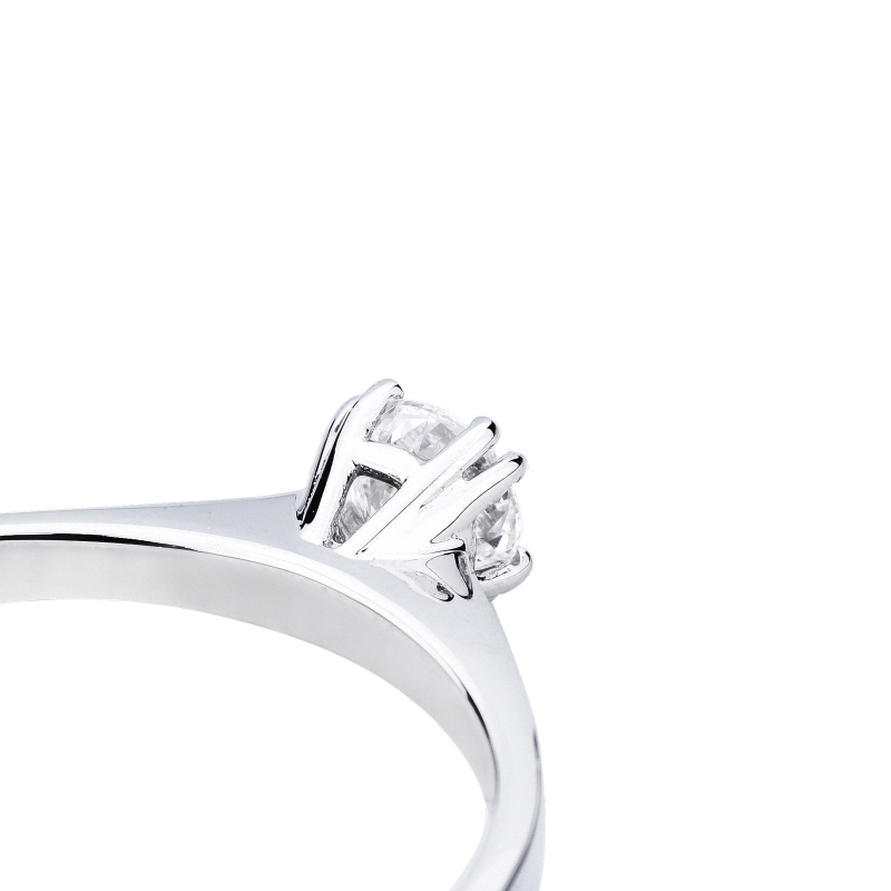 Bague solitaire en or blanc 18k avec huit griffes et diamant CT 0,30 