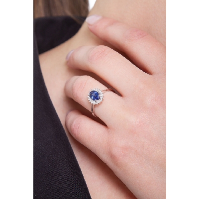 Bague en or blanc 18k avec diamants et saphir bleu ovale