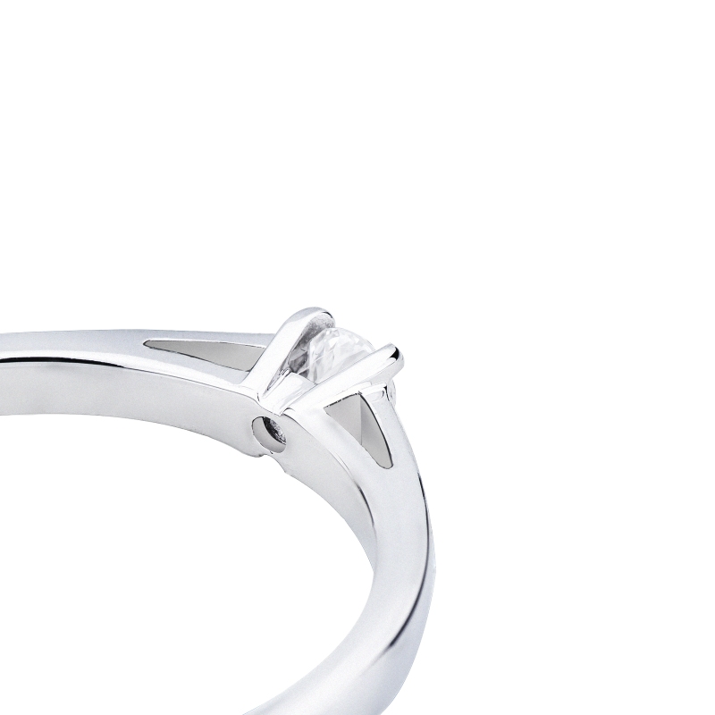 Bague solitaire en or blanc 18k avec diamant 0,10 ct