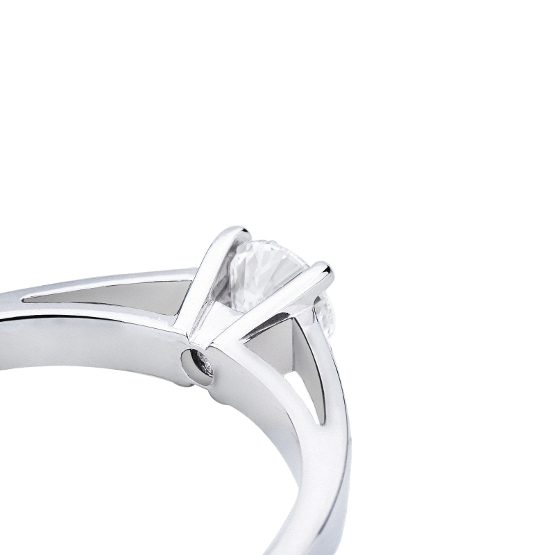  Bague solitaire quatre griffes en or blanc 18k avec diamant 0,40 ct 