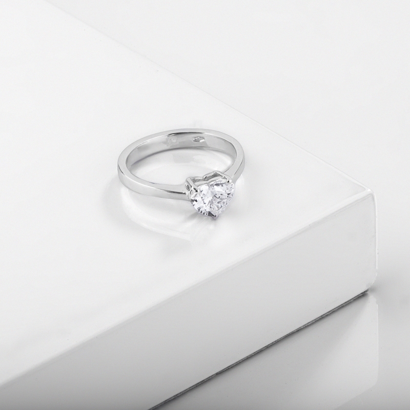  Bague solitaire en or blanc 18k avec diamant cœur certifié GIA 1.00