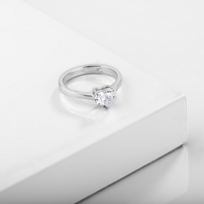  Bague solitaire en or blanc 18k avec diamant cœur certifié GIA 1.00