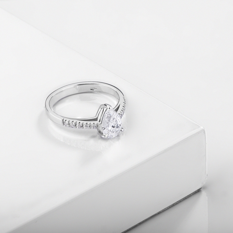 Bague solitaire en or blanc 18k avec diamant poire certifié GIA et diamants latéraux