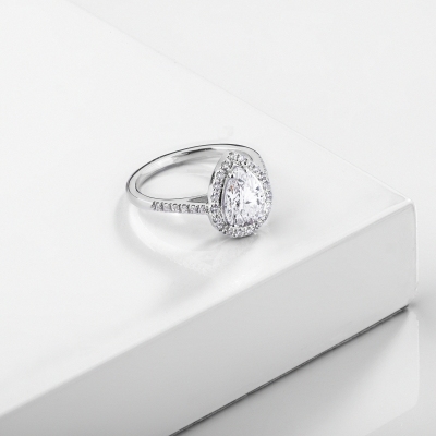 Bague solitaire en or blanc 18K avec diamant IGI 1.50 ct