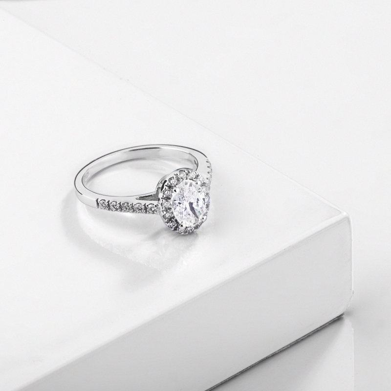 Bague solitaire or blanc 750 avec un diamant naturel central ovale GIA CT.1 F/VS