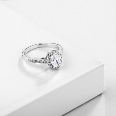 Bague solitaire or blanc 750 avec un diamant naturel central ovale GIA CT.1 F/VS