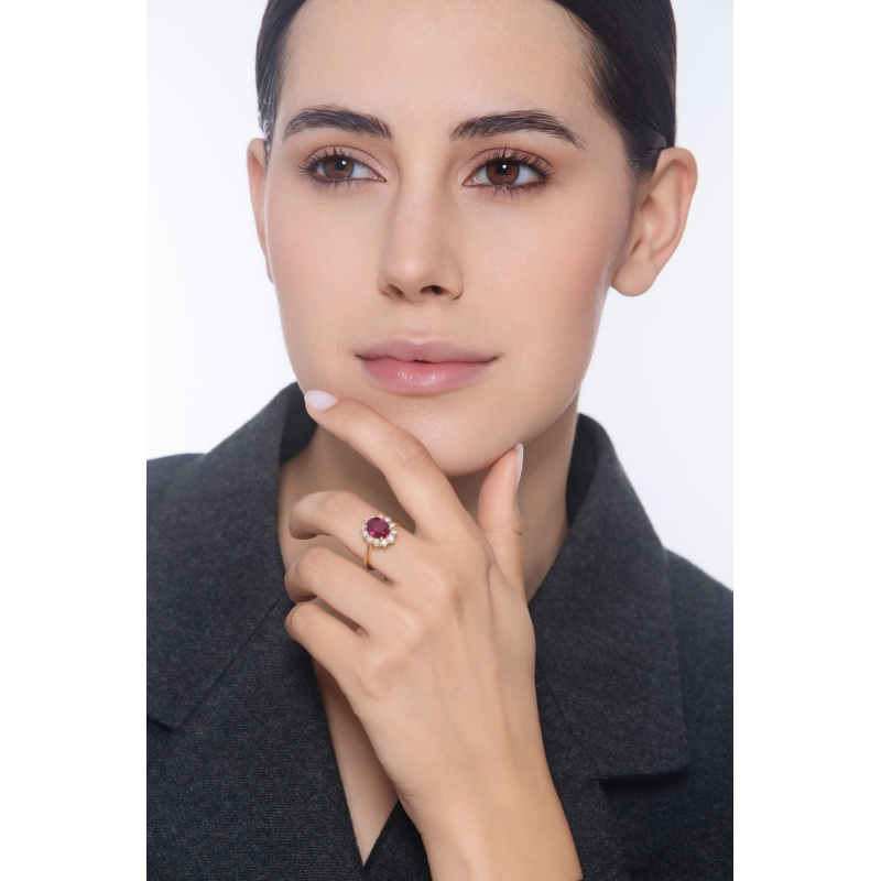 Bague halo femme en or jaune 18 carats avec rubis ovale et diamants