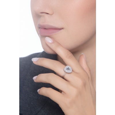 Bague en or blanc 18k ornée d’une sublime aigue-marine et halo diamants