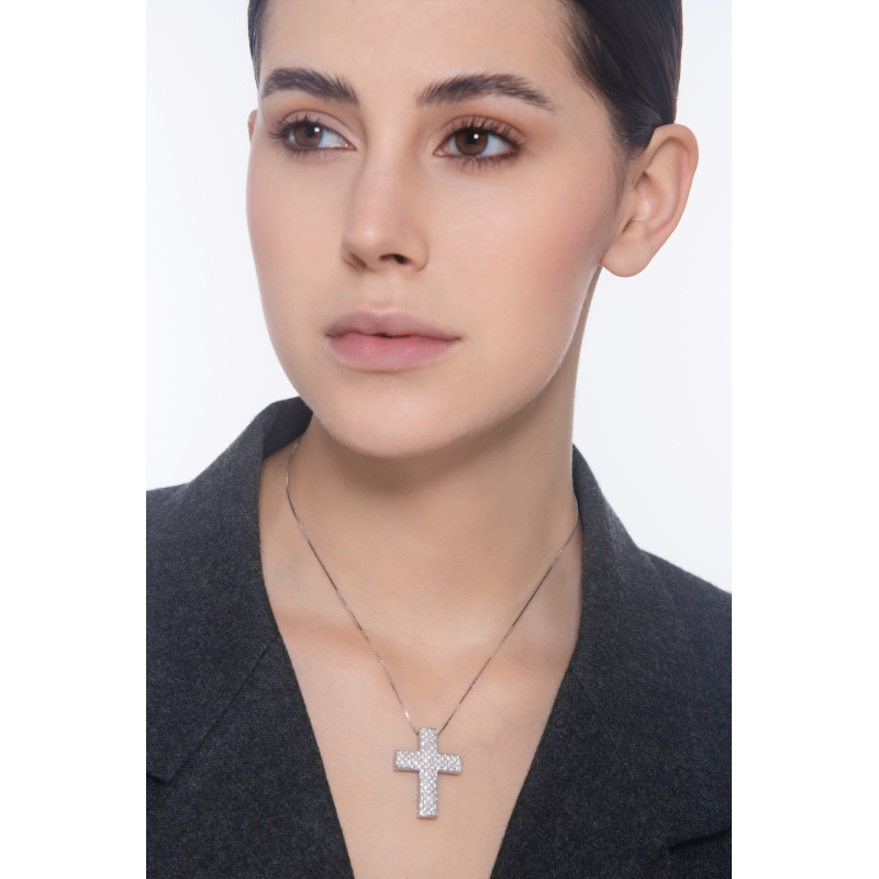 Collier en or blanc 18k avec pendentif croix en diamants 