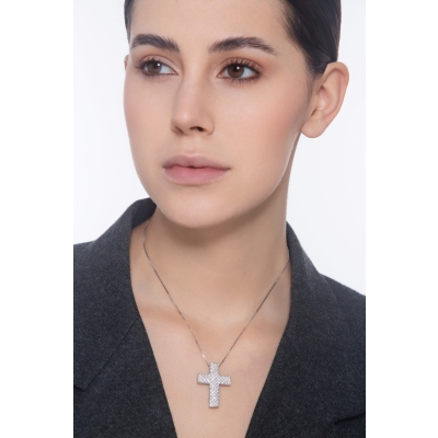 Collier en or blanc 18k avec pendentif croix en diamants 