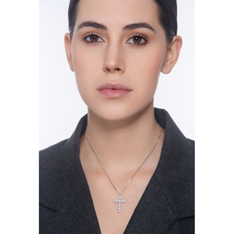 Collier en or blanc 18k avec pendentif croix et diamants