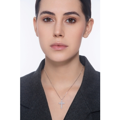 Collier en or blanc 18k avec pendentif croix et diamants