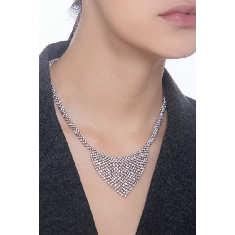 Collier en or blanc 18k motif tissé en triangle serti de diamants