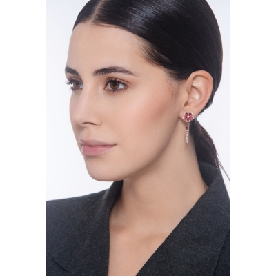 Boucles d’oreilles design en or rose avec fleur rubis et diamants