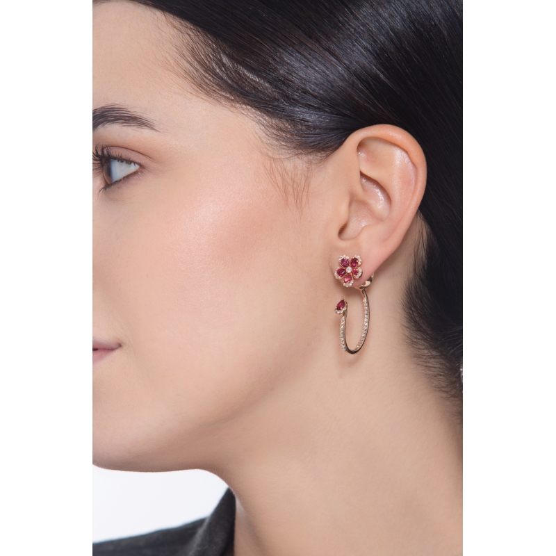 Boucles d’oreilles design en or rose avec fleur rubis et diamants