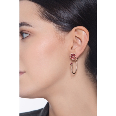 Boucles d’oreilles design en or rose avec fleur rubis et diamants