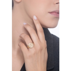 Bague chevalière en or jaune 18k avec étoile en relief pavée de diamants 2