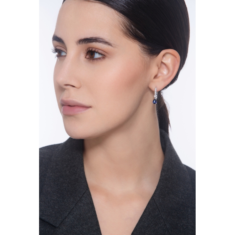 Boucles d’oreilles dormeuses en or 18k avec saphir bleu et diamants