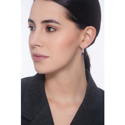 Boucles d’oreilles dormeuses en or 18k avec saphir bleu et diamants